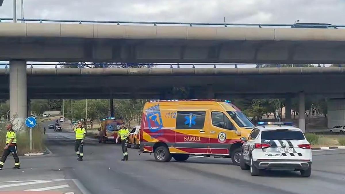 Un motorista, herido grave tras chocar con un taxi en Moratalaz.