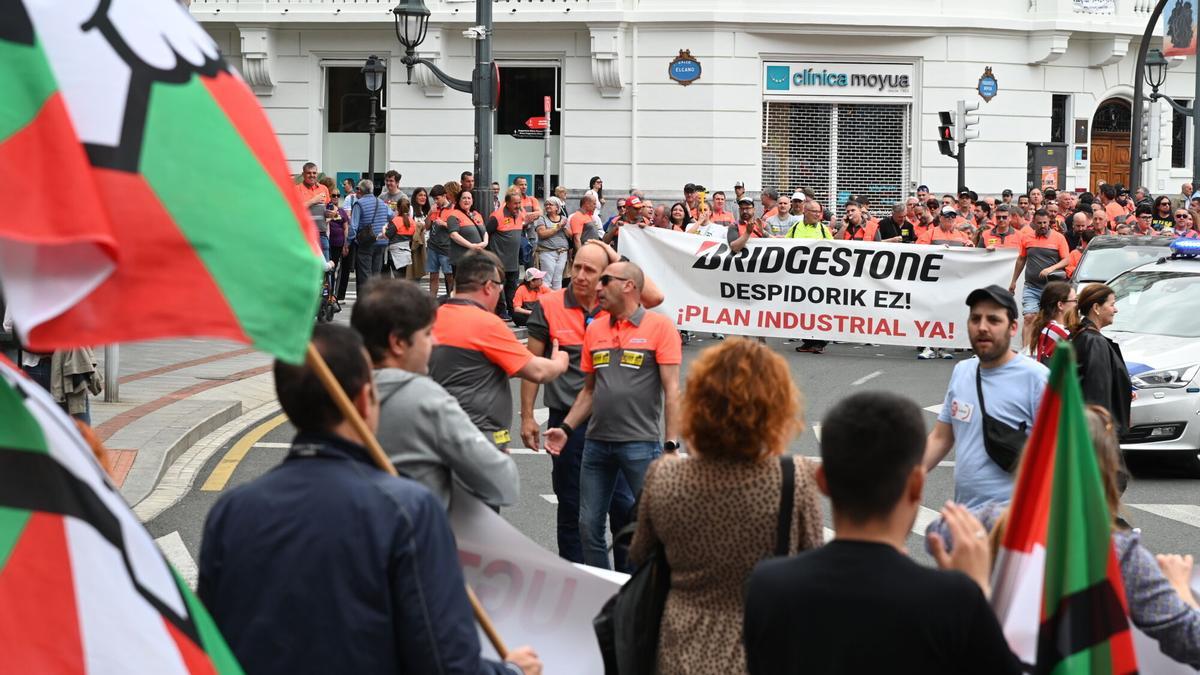 Varios trabajadores de Bridgestone, durante la manifestación del Día del Trabajador, a 1 de mayo de 2025