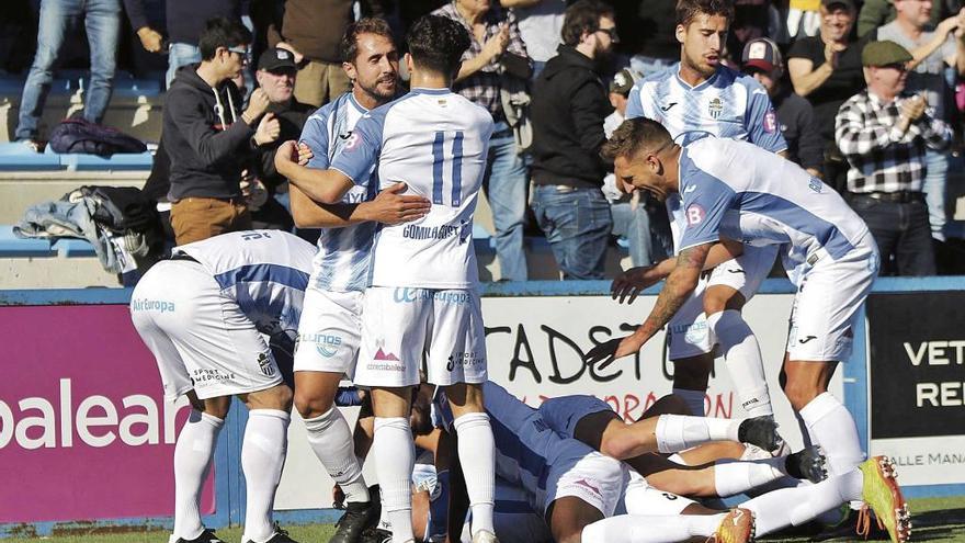 Los futbolistas del AtlÃ©tico Baleares celebran el primer gol, marcado por Nuha.