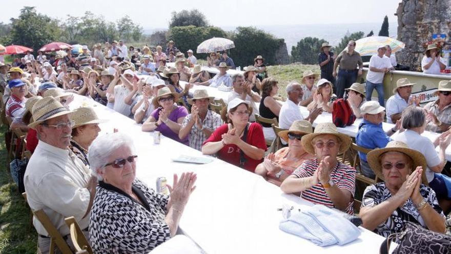 4 Assistents a una de les trobades d’antics barraquistes que s’han fet els últims anys al mateix recinte del castell de Montjuïc.  | MARC MARTÍ 