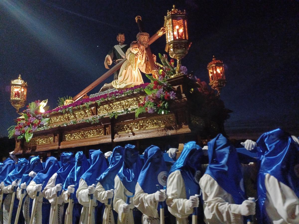 El Cristo de Las Tres Caídas, procesionando por el Puente Romano de Mérida.