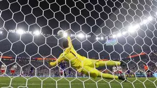 Szczesny, los brazos de Lewandowski