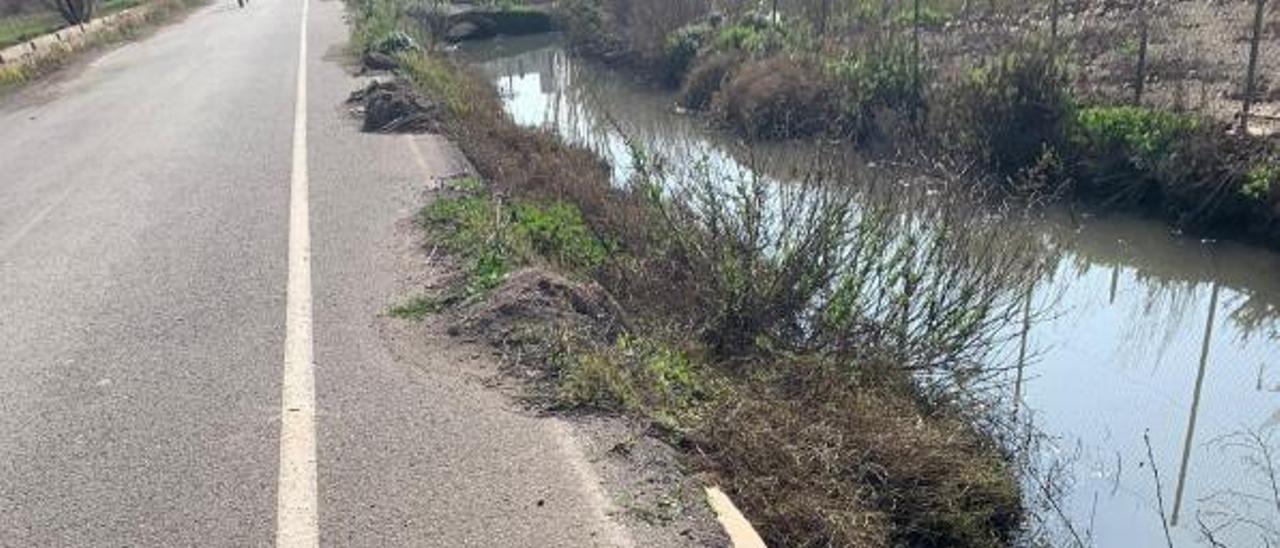 Desperfectos en el pavimentos por el agua de la acequia. | L-EMV