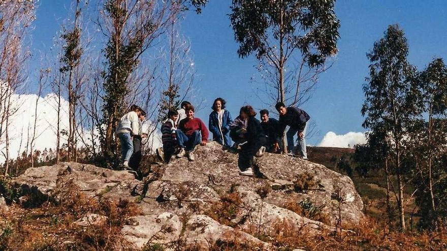 Alumnos de Meaño en uno de los petroglifos. // Iñaki Abella