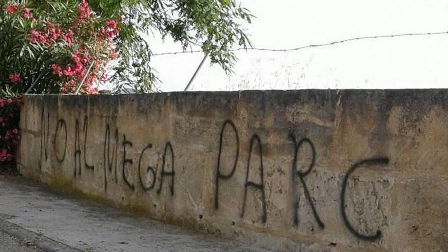 La &#039;possessió&#039; de Santa Cirga amanece con pintadas contrarias al parque fotovoltaico