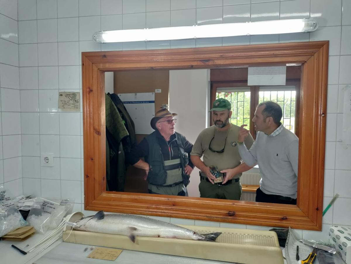 Por la izquierda, Antón Caldevilla, presidente de la sociedad de pescadores "El Esmerillón", Iván Alonso y el Alcalde de Cangas de Onís, José Manuel González Castro.