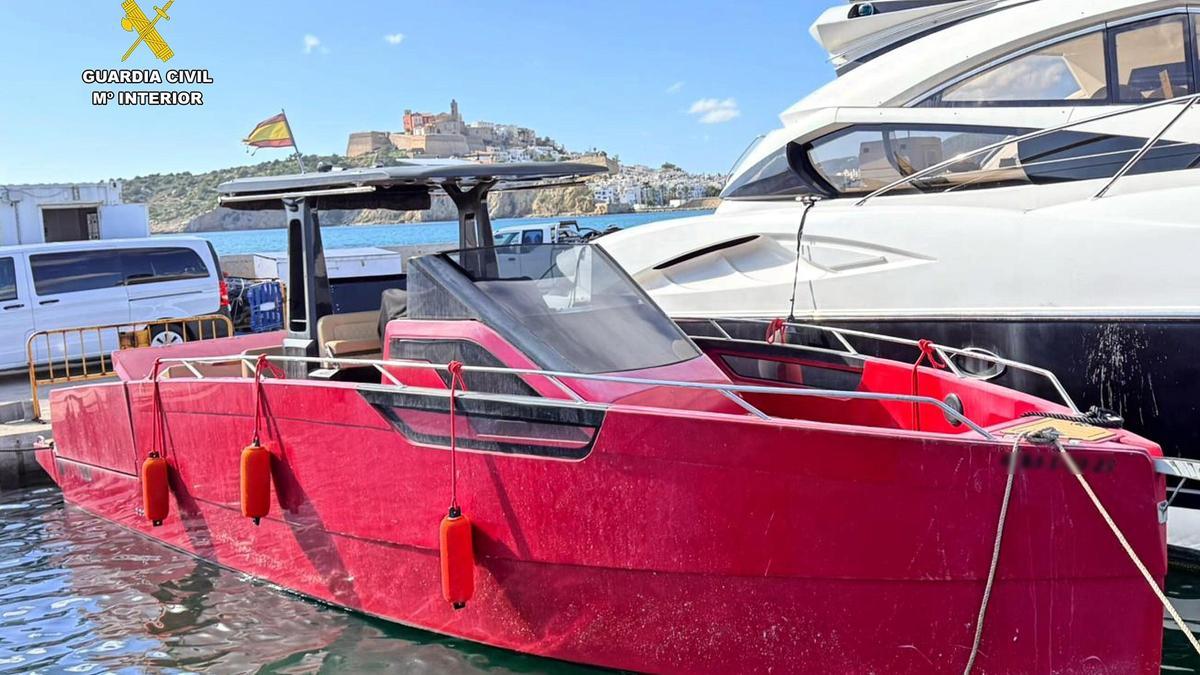 La lancha que transportaba la media tonelada de cocaína, en el puerto de Ibiza