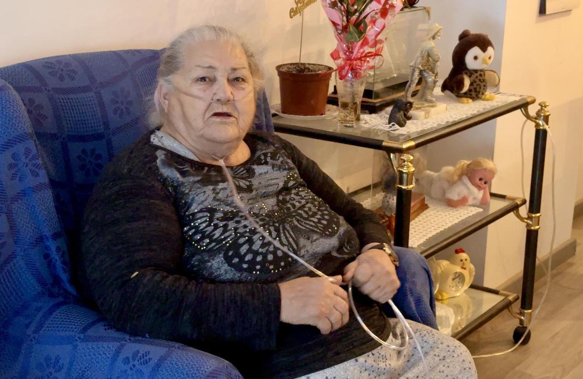 La Carme Alcaraz, Carmeta, veïna de 89 anys de Vilanova i la Geltrú amb dependència i respiració assistida que té una ordre de desnonament fruit d'irregularitats en una permuta immobiliària