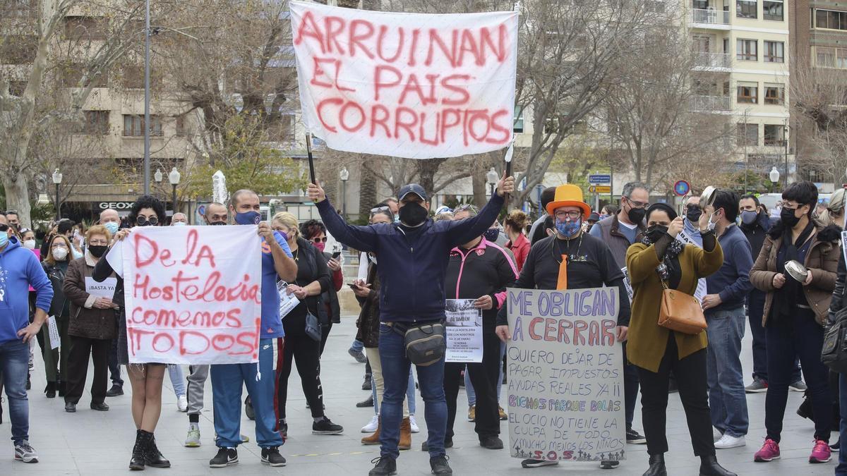 Protesta de los hosteleros en Alicante contra el cierre de la hostelería