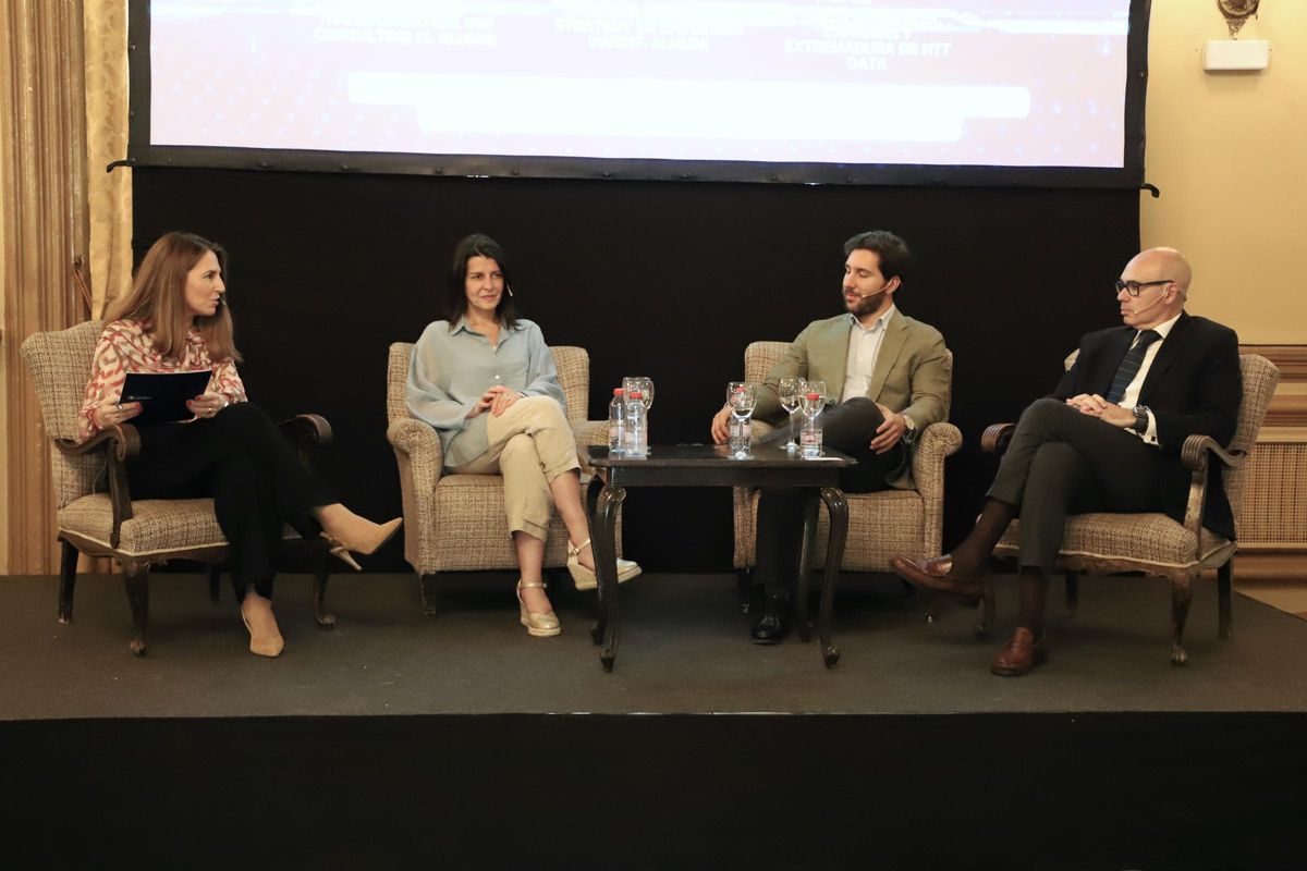 Susana Andújar, junto a otros participantes, durante el evento.