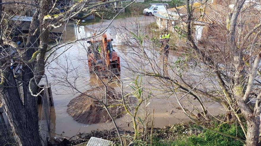 Màquines treballant a Torroella de Montgrí per restablir el subministrament d&#039;aigua