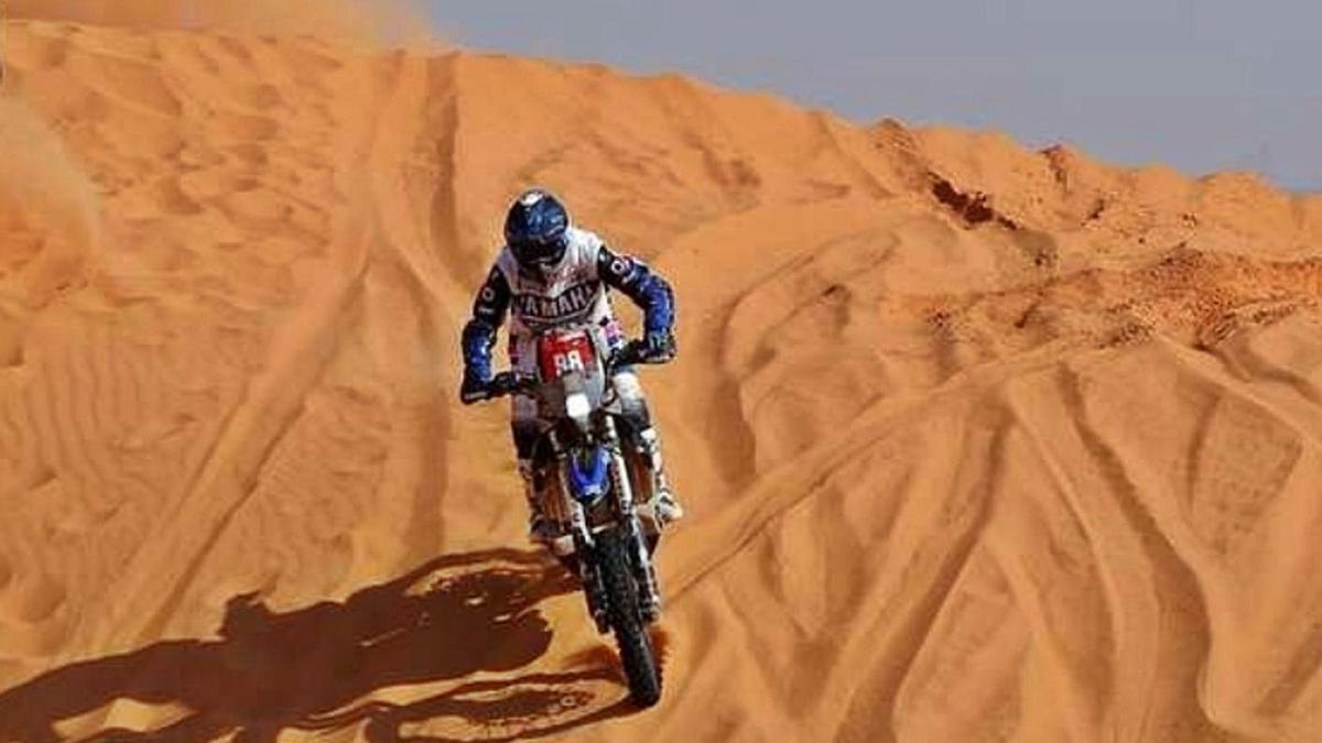 Sara García desciende a toda velocidad de una duna durante el transcurso del Dakar. | Cedida