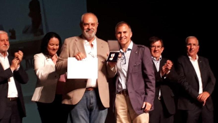 Juan Cortés recibe la Medalla de Plata de Cruz Roja