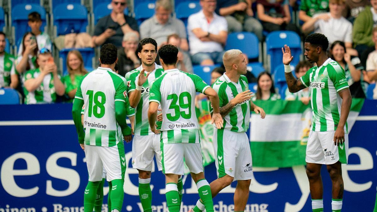 Una imagen de los jugadores del Betis celebrando uno de los goles.