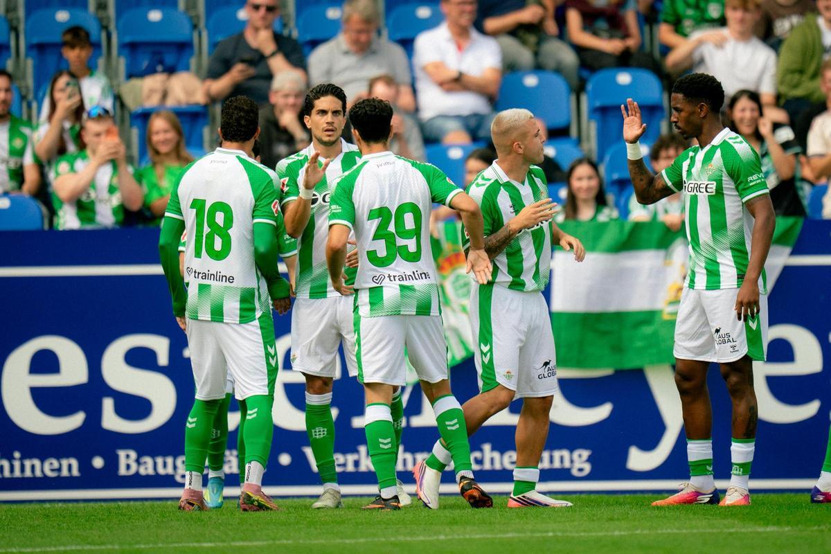 Una imagen de los jugadores del Betis celebrando uno de los goles.