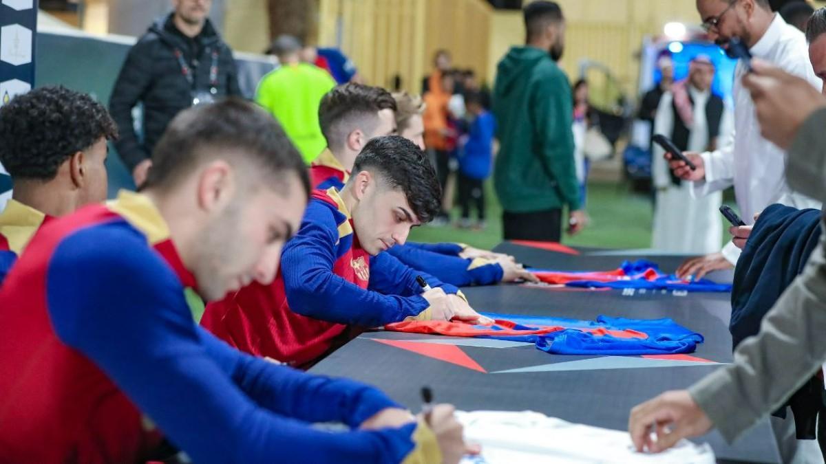 Los jugadores del Barça firman camisetas en Arabia Saudí