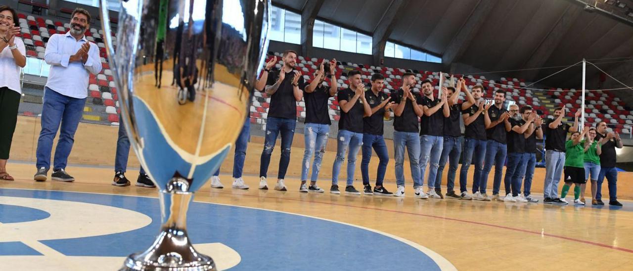 En primer plano, la copa de la liga el día del homenaje a los campeones en el Palacio. |  // VÍCTOR ECHAVE