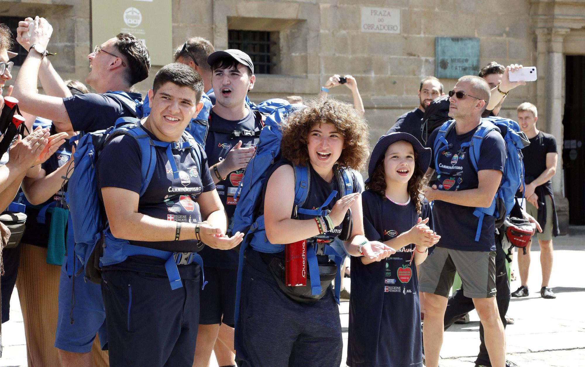 Llega a Santiago un grupo que hace el Camino con 11 niños italianos diagnosticados con trastorno del espectro autista