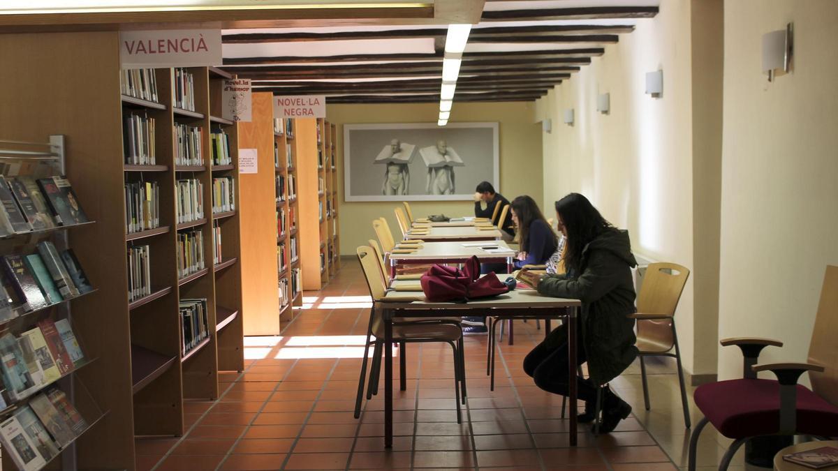 Lectores en la Biblioteca de Gandia.