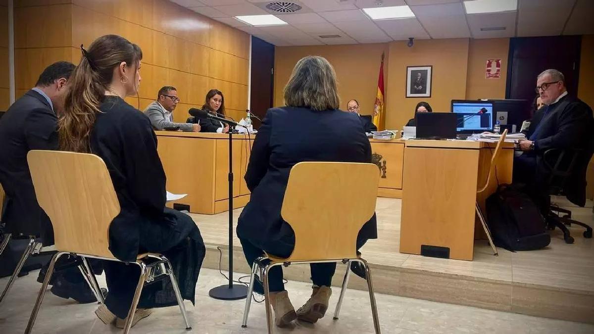 Los expertos en caligrafía, durante su intervención en la vista; en segundo término el acusado, junto a su abogada.
