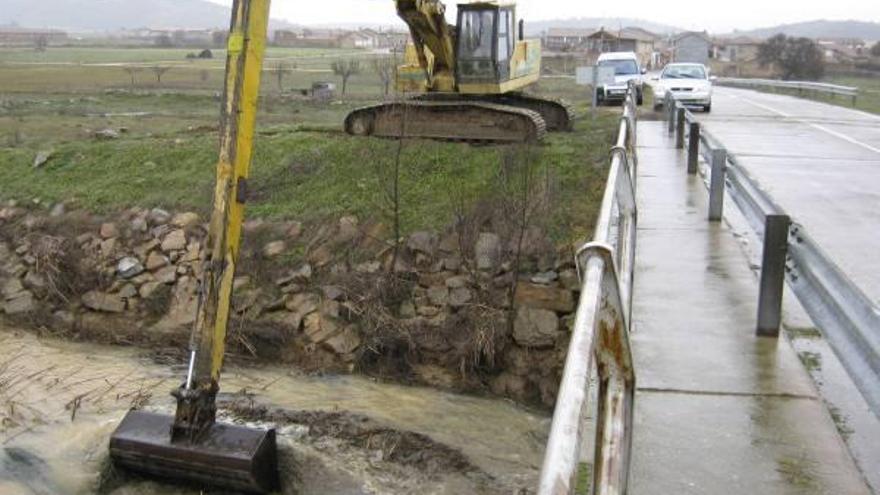 Limpieza del arroyo Almucera en Villaobispo donde está proyectada la mejora de depuraciòn de aguas residuales.