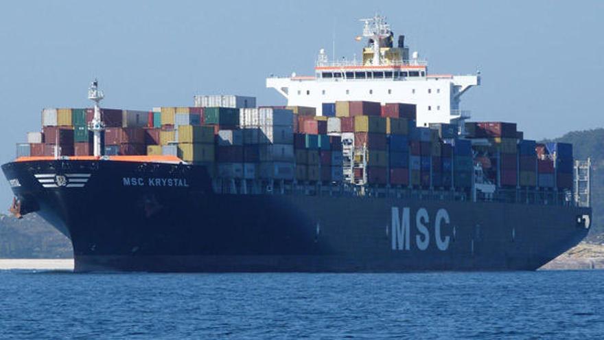 El &quot;MSC Krystal&quot;, ayer por la mañana poco antes de dirigirse a la línea de atraque de Guixar.