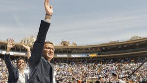 El presidente del PP, Alberto Núñez Feijóo, y el candidato a la Generalitat de la Comunitat Valenciana, Carlos Mazón, este domingo, en la plaza de toros de València. 