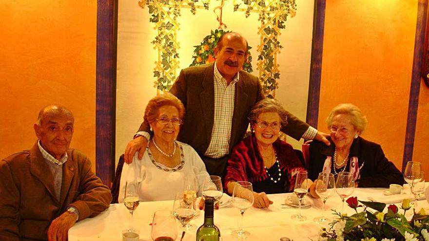 María Luisa Claros, segunda por la izquierda, junto a su marido (a su izquierda), su hijo Artur, de pie, y dos familiares, en 2011. 