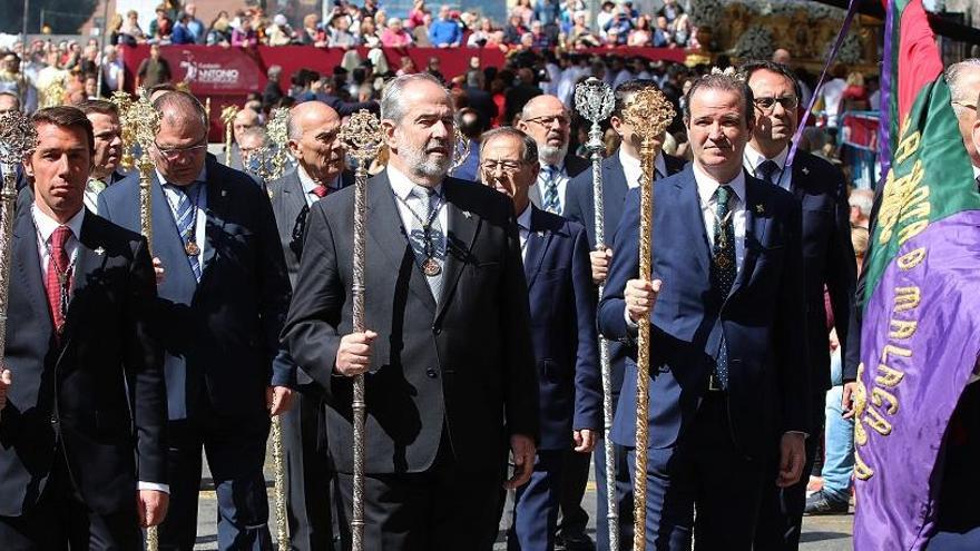 Pablo Atencia y otros representantes de la Agrupación, en la procesión del Resucitado.