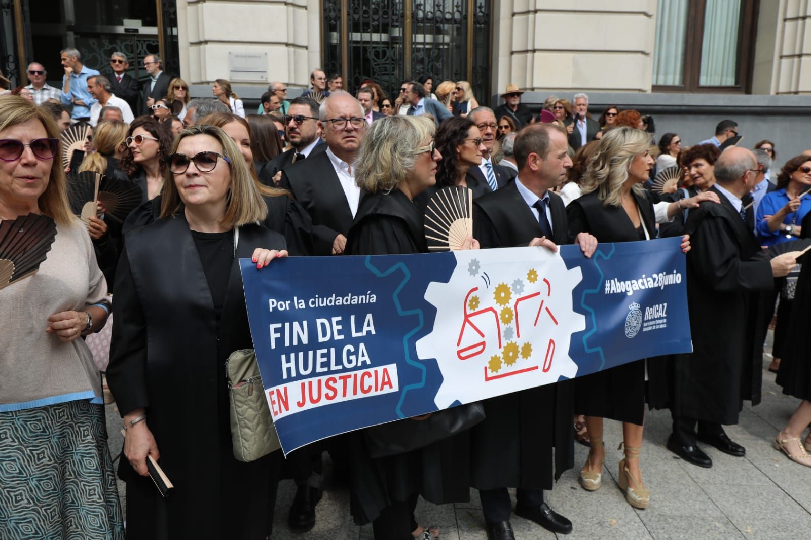 Concentración de abogados y procuradores en la plaza de España para mostrar su malestar por la paralización de la Justicia desde hace meses