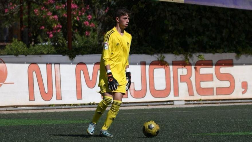 Pablo González conduciendo el balón.