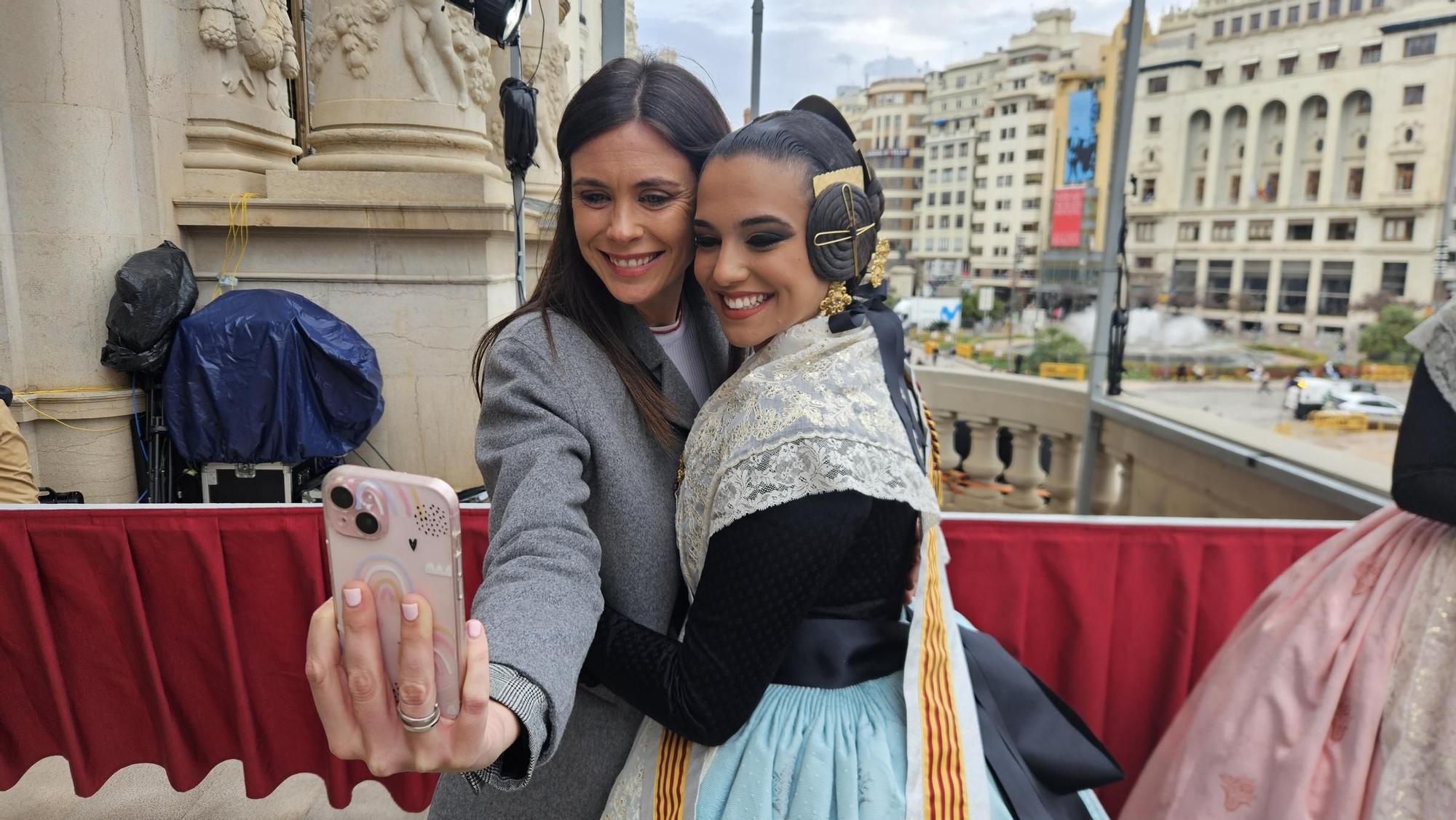 La fallera mayor de València de 2011 se hace un selfi con María San Miguel, que en aquel año estaba en la corte infanitl