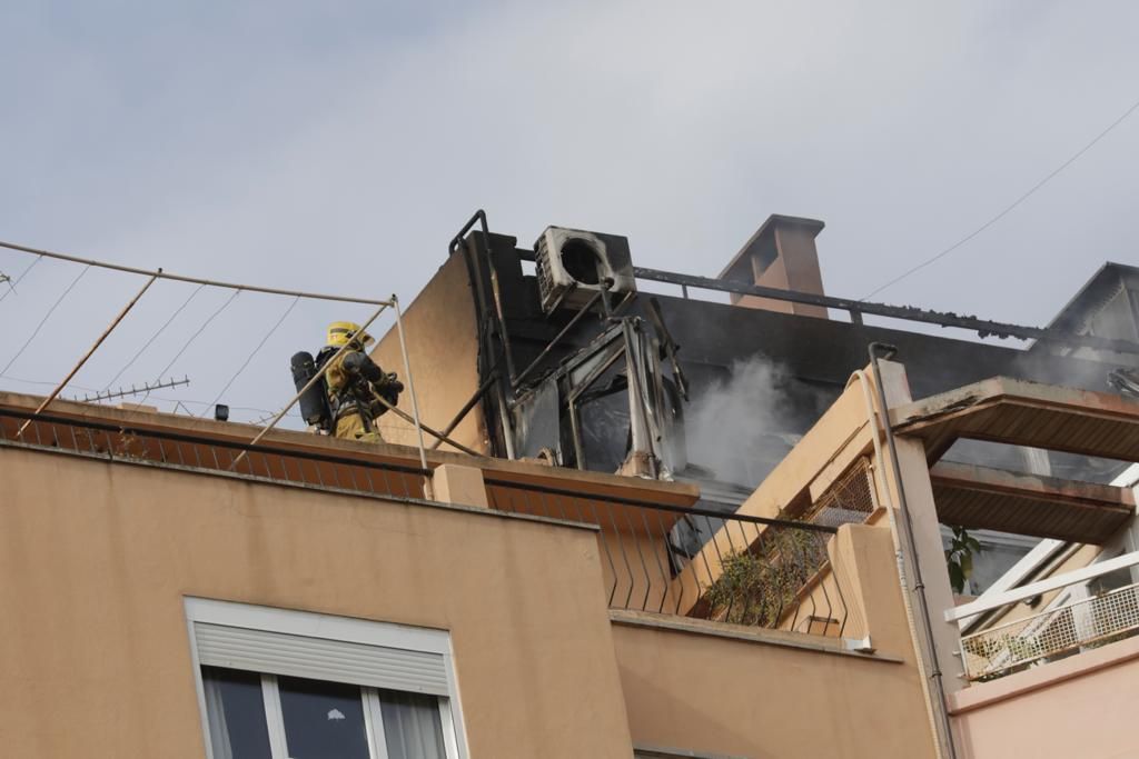 Varios intoxicados en el incendio de un ático en Avenidas