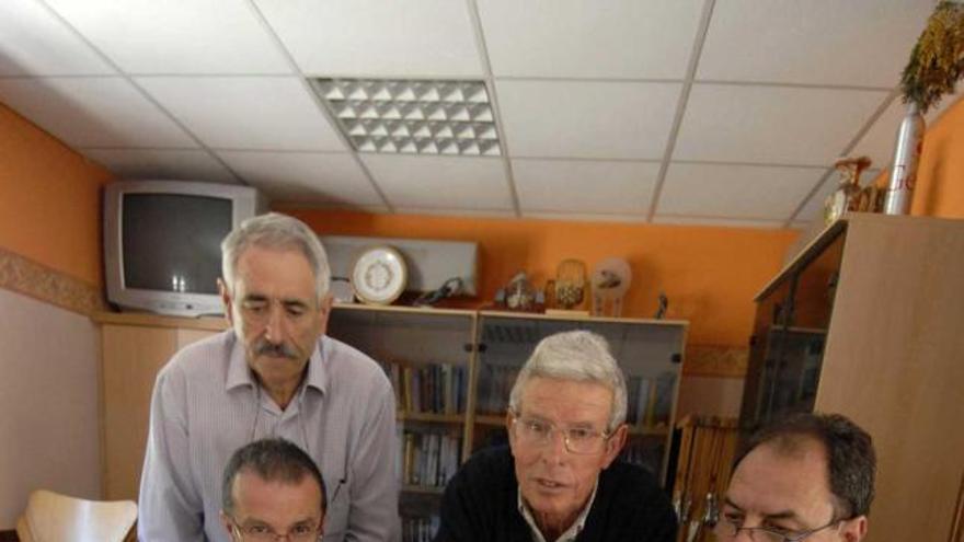 Por la izquierda, Javier Cellino, Juan José Vega (de pie), Eliseo Rodríguez y Alfredo Fernández, ayer, en el centro social de Frieres.