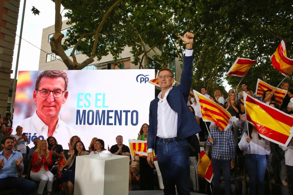 Mitin de Alberto Núñez Feijóo, en el acto de inicio de la campaña del PP, junto al Ayuntamiento de Castelldefels.