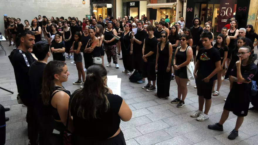 Video: Més d'un centenar de persones protesten en silenci contra la nova licitació de l'Aula de Teatre de Lleida