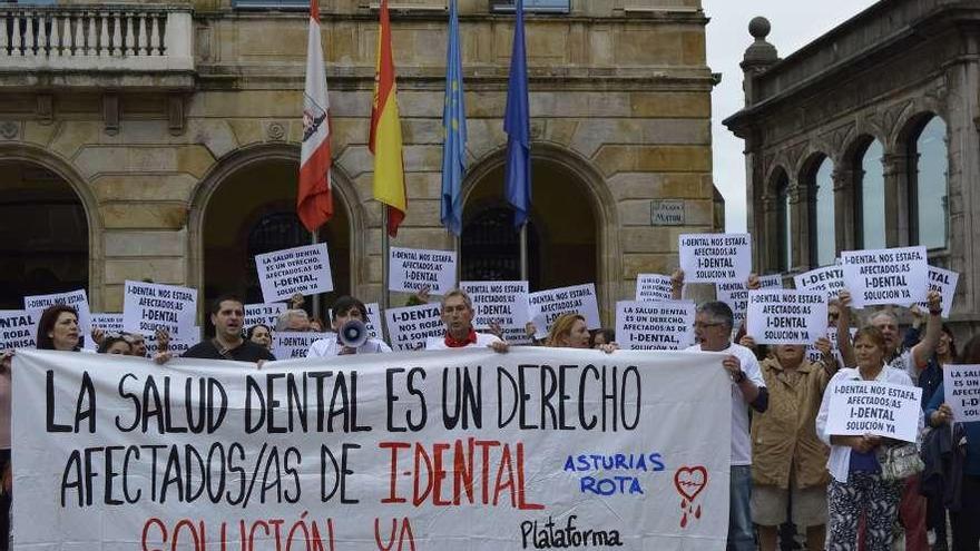 Varios de los afectados por iDental en Asturias, en la plaza Mayor de Gijón, durante una de sus últimas concentraciones.