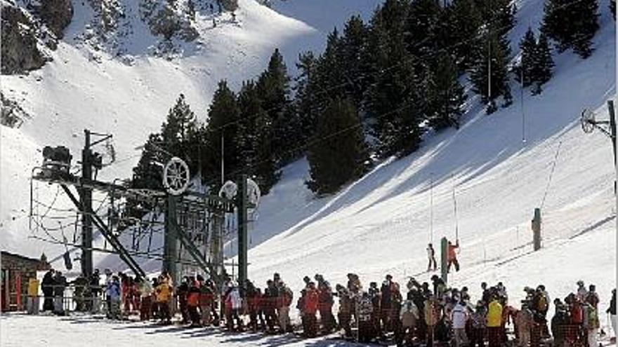 Masella va començar ahir la nova temporada amb 14 pistes obertes i llargues cues als remuntadors.