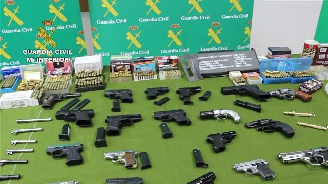 Treinta detenidos por vender armas por Internet