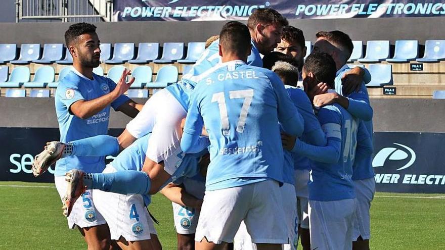 Los jugadores de la UD Ibiza celebran el gol que le marcaron al Atlético Levante.