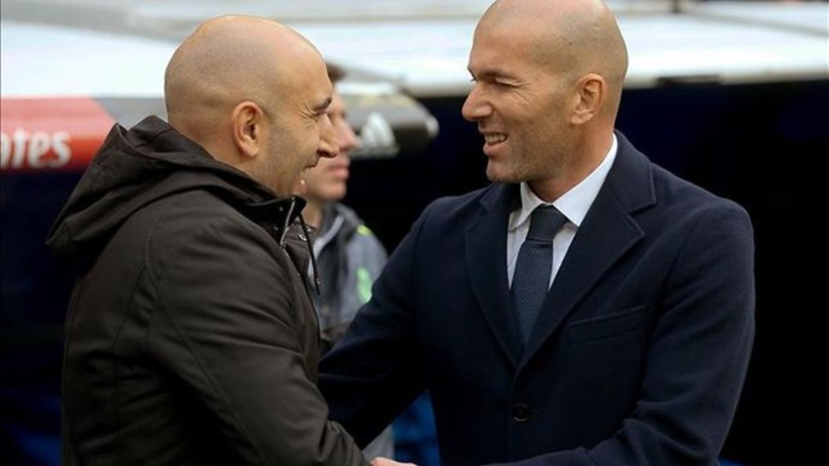 Zidane saludó efusivamente a Abelardo antes del inicio del partido