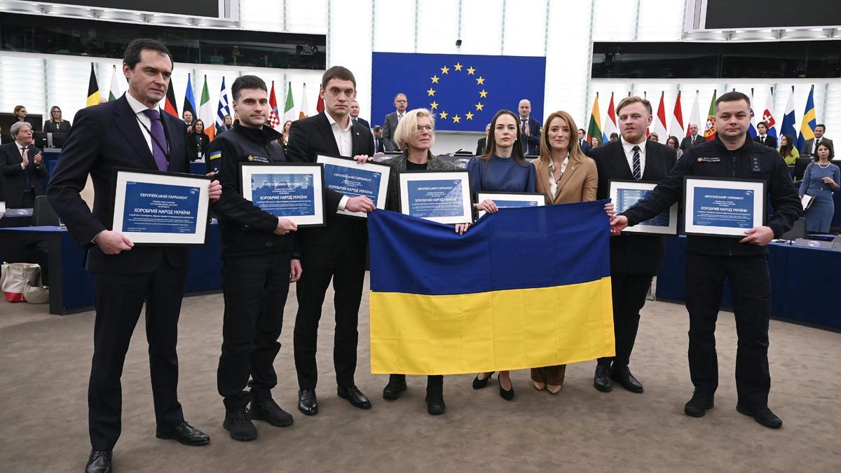Representes de la sociedad ucraniana reciben el premio Sájarov en la sede de la Eurocámara en Estrasburgo (Francia).