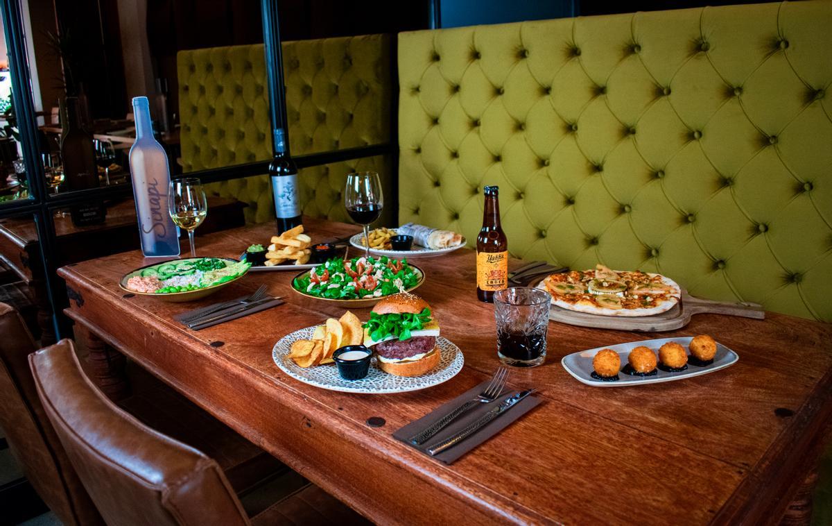 Entre su gran variedad de productos se pueden encontrar pizzas, hamburguesas o pokes.