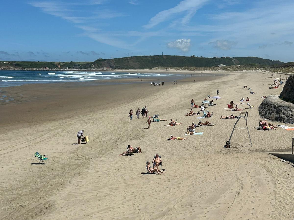 EN IMÁGENES: Las playas de Castrillón recibena a los primeros socorristas del verano EN IMÁGENES: Las playas de Castrillón recibena a los primeros socorristas del verano