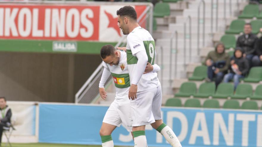 Benja celebra con Iván Sánchez el gol que le marcó el domingo al Saguntino