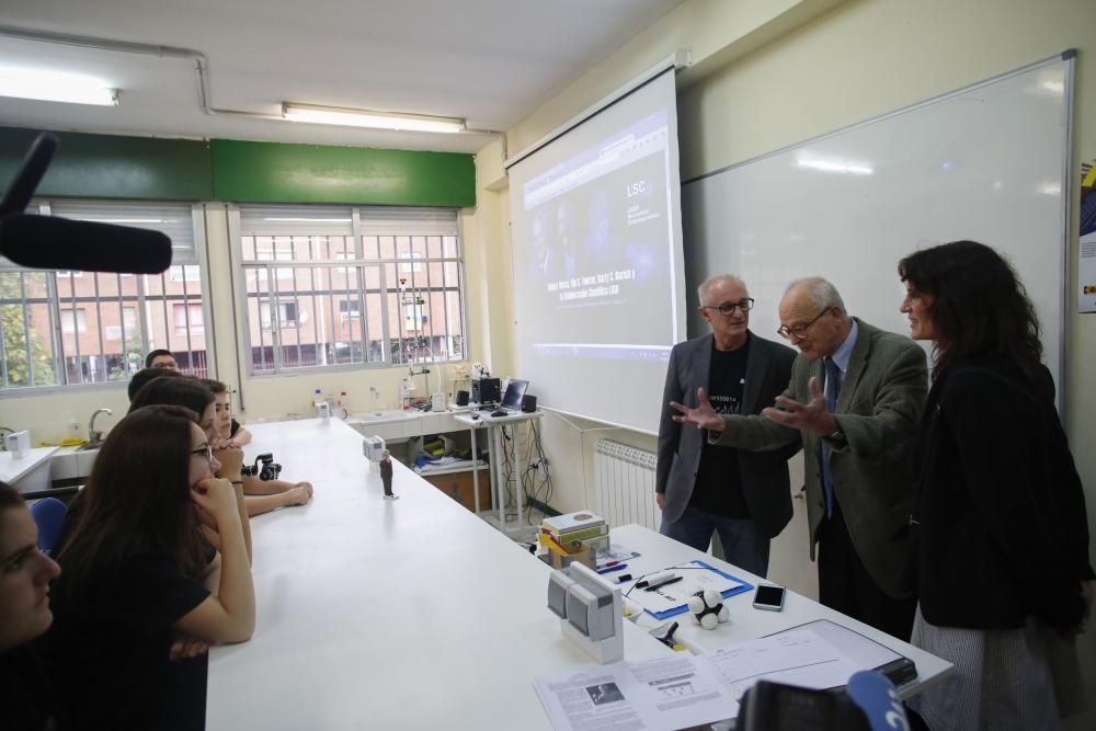 Rainer Weiss visita un instituto en Avilés