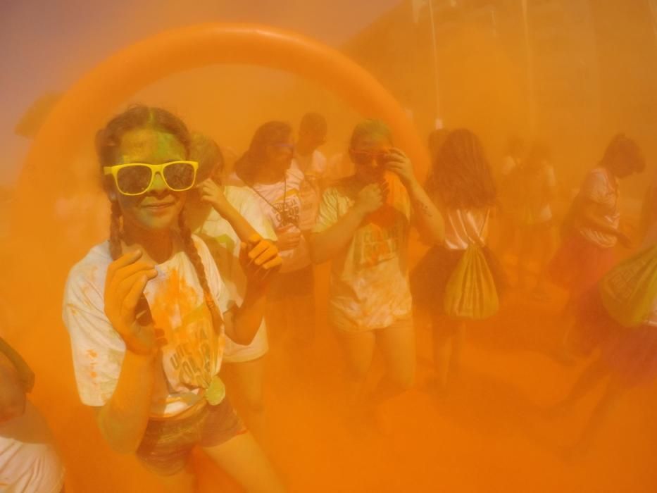 La colorida carrera organizada por Unicaja volvió a concentrar un ambiente joven y festivo en el entorno del estadio Ciudad de Málaga