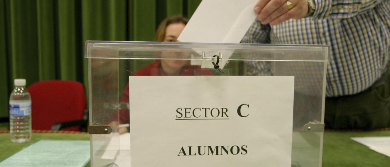 Jornada de votación durante unas elecciones a rector anteriores.