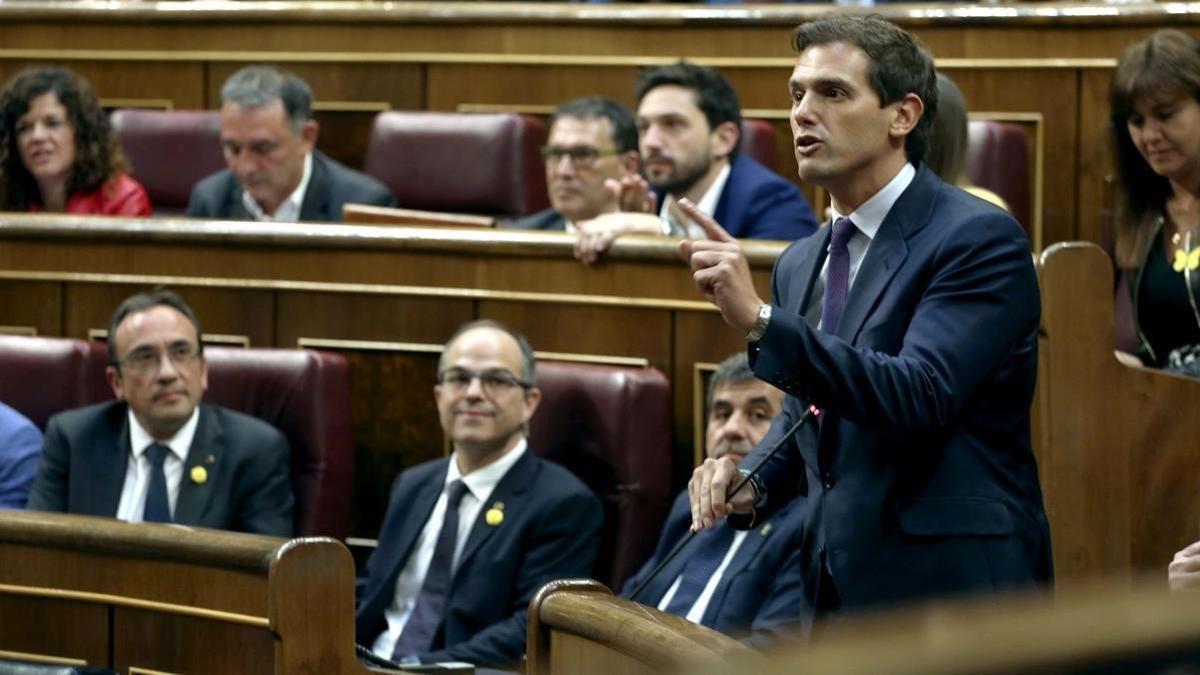 El líder de Cs, Albert Rivera, se queja de la fórmula utilizada por los diputados independentistas para jurar o prometer el acatamiento a la Constitución.