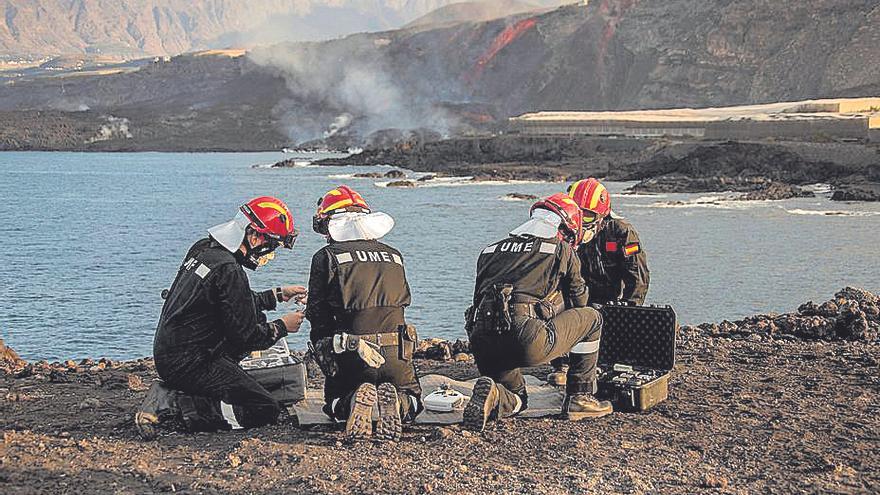 Efectivos de la Unidad Militar de Emergencia (UME) preparan un dron para sobrevolar el volcán de La Palma.